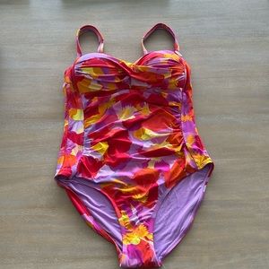 Nip tuck multi cup swimsuit size 8 nwot